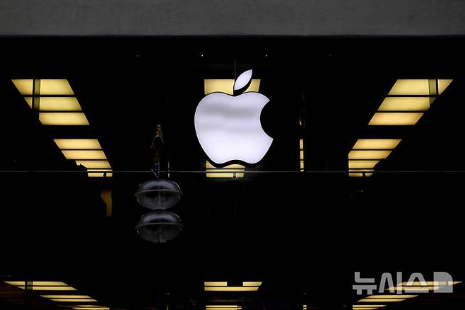 [뮌헨(독일)=AP/뉴시스]독일 뮌헨의 한 매장에서 2023년 11월13일 애플 로고가 조명되고 있다. 2025.03.31.
