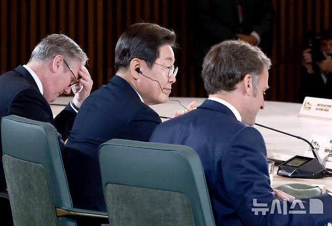 [카나나스키스(캐나다)=뉴시스] 최진석 기자 = 이재명 대통령이 17일(현지 시간) 캐나다 앨버타주 카나나스키스 주요 7개국(G7) 정상회의장에서 업무오찬 및 G7 정상회의 확대세션에 참석해 자리하고 있다. 왼쪽부터 키어 스타머 영국 총리, 이 대통령, 에마뉘엘 마크롱 프랑스 대통령. 2025.06.18. myjs@newsis.com