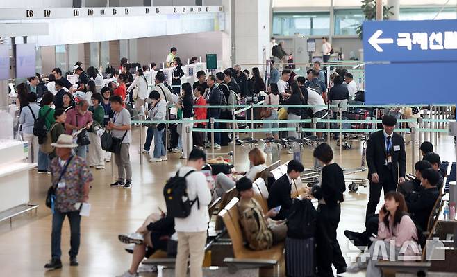 [인천공항=뉴시스] 김선웅 기자 = 현충일 연휴를 하루 앞둔 5일 인천국제공항 제1여객터미널 출국장에서 여행객들이 출국 수속을 하고 있다. 2025.06.05. mangusta@newsis.com