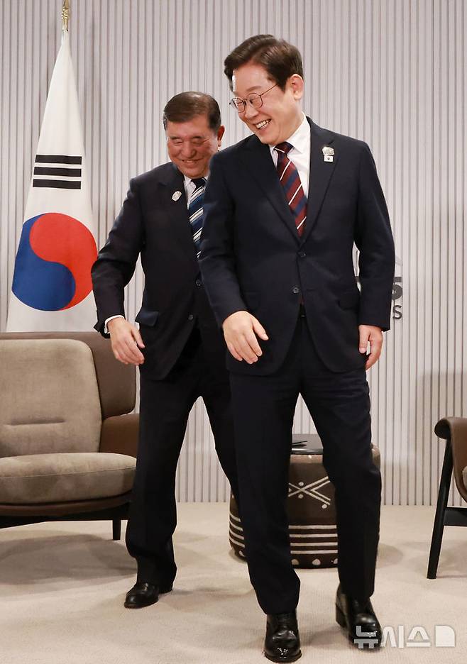 [카나나스키스(캐나다)=뉴시스] 최진석 기자 = 이재명 대통령이 17일(현지 시간) 캐나다 앨버타주 캐내내스키스 주요 7개국(G7) 정상회의장에서 열린 한일 정상회담에서 이시바 시게루 일본 총리와 자리를 바꾸며 밝게 웃고 있다. 2025.06.18. myjs@newsis.com