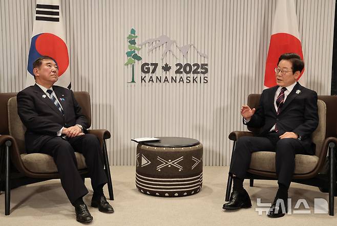 [카나나스키스(캐나다)=뉴시스] 최진석 기자 = 이재명 대통령이 17일(현지 시간) 캐나다 앨버타주 캐내내스키스 주요 7개국(G7) 정상회의장에서 열린 한일 정상회담에서 이시바 시게루 일본 총리와 대화하고 있다. 2025.06.18. myjs@newsis.com