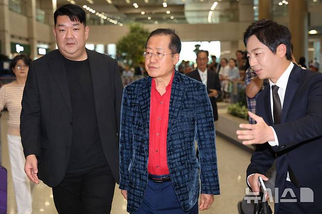 [인천공항=뉴시스] 권창회 기자 = 국민의힘 대선 후보 경선에서 탈락한 뒤 정계 은퇴를 선언하고 하와이에 체류했던 홍준표 전 대구시장이 17일 인천 중구 인천국제공항 제1터미널을 통해 귀국하고 있다. 2025.06.17. kch0523@newsis.com