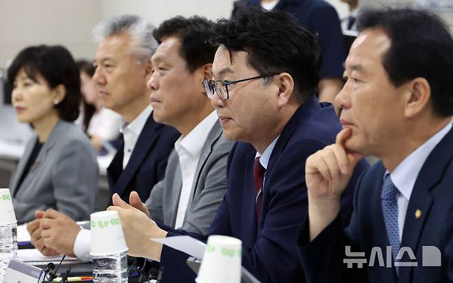 [세종=뉴시스] 강종민 기자 = 이한주 국정기획위원장과 위원들이 18일 세종시 정부세종컨벤션센터에서 열린 경제1분과 기획재정부 업무보고에서 기재부 참석자의 발언을 듣고 있다. 2025.06.18. ppkjm@newsis.com