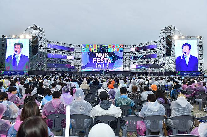 [여수=뉴시스]  K-한류 관광 축제 'MyK FESTA in 여수' 개막식. (사진=여수시 제공) 2025.06.18. photo@newsis.com *재판매 및 DB 금지
