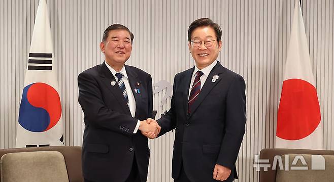 [카나나스키스(캐나다)=뉴시스] 최진석 기자 = 이재명 대통령이 17일(현지 시간) 캐나다 앨버타주 캐내내스키스 주요 7개국(G7) 정상회의장에서 이시바 시게루 일본 총리와 한일 정상회담에 앞서 악수하고 있다. 2025.06.18. myjs@newsis.com