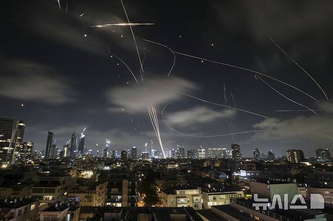 [텔아비브=AP/뉴시스] 러시아는 18일(현지 시간) 이스라엘이 블라디미르 푸틴 러시아 대통령의 이란-이스라엘 분쟁 중재 제안에 소극적인 태도를 보이고 있다고 비판했다. 사진은 이날 이스라엘 텔아비브 상공에서 이스라엘 방공 시스템 아이언돔이 이란의 미사일을 요격하기 위해 가동되고 있는 모습. 2025.06.18.