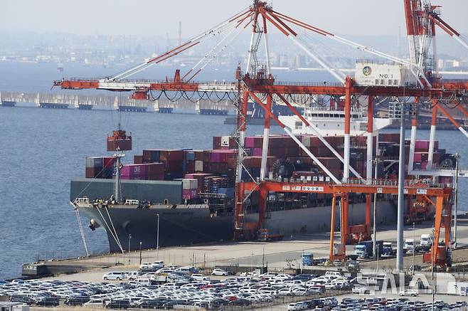 [도쿄=AP/뉴시스] 일본 수도 도쿄에 인접한 가와사키항 컨테이너 부두. 2024.10.17