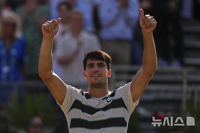 [런던=AP/뉴시스] 카를로스 알카라스(2위·스페인)가 17일(현지 시간) 영국 런던 퀸스 클럽 앤디 머리 아레나에서 열린 남자프로테니스(ATP) 투어 HSBC 챔피언십(ATP 500) 1회전에서 아담 월턴(86위·호주)을 꺾은 후 세리머니하고 있다. 알카라스가 2-0(6-4 7-6)으로 승리했다. 2025.06.18.