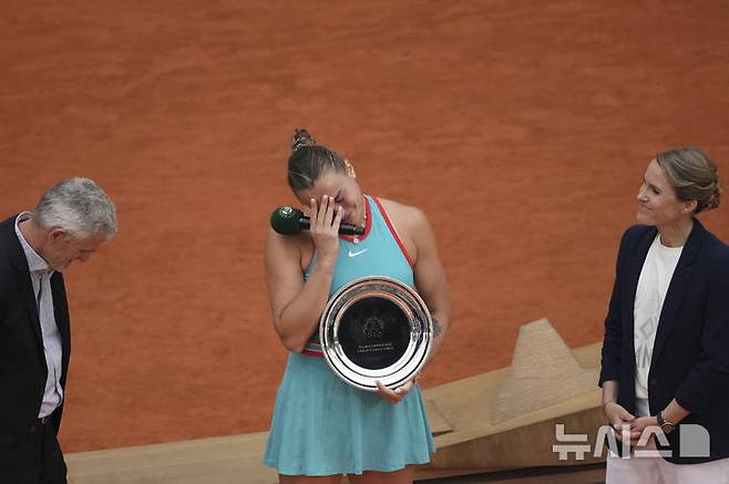 [파리=AP/뉴시스] 아리나 사발렌카(1위·벨라루스)가 지난 7일(현지 시간) 프랑스 파리 롤랑가로스 스타디움에서 열린 프랑스오픈 여자 단식 준우승을 차지한 후 울먹이며 소감을 말하고 있다. 사발렌카는 결승전에서 코코 고프(2위·미국)에게 1-2(7-6 2-6 4-6) 역전패를 당해 준우승에 머물렀다. 사발렌카는 2023년 US오픈 결승에서도 고프에게 패하며 우승을 내준 바 있다. 2025.06.08.
