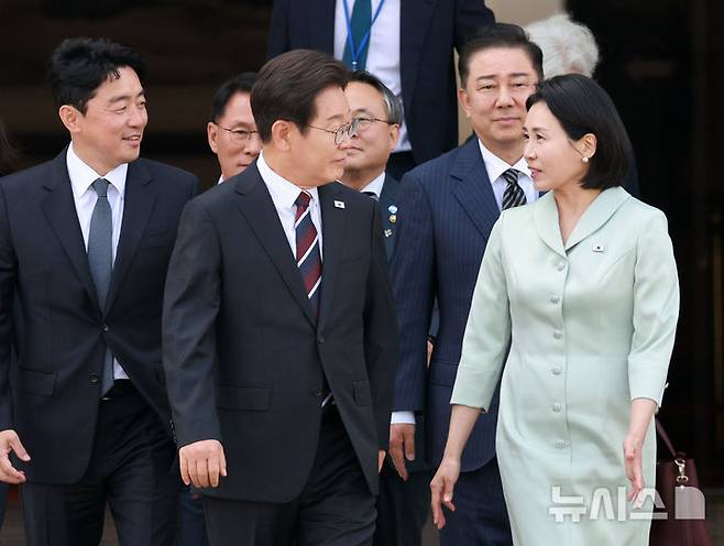 [성남=뉴시스] 고범준 기자 = 이재명 대통령과 김혜경 여사가 캐나다에서 열리는 주요 7개국(G7) 정상회의에 참석하기 위해 16일 경기 성남 서울공항에서 공군 1호기에 탑승하기 위해 이동하고 있다. 왼쪽부터 강훈식 비서실장, 황인권 경호처장, 이 대통령, 고기동 행정안전부 장관 직무대행, 김병기 더불어민주당 당대표 직무대행 겸 원내대표, 김혜경 여사. 2025.06.16. bjko@newsis.com