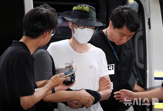 [서울=뉴시스] 김선웅 기자 = 지난해 서울 은평구의 한 아파트 단지에서 일본도를 휘둘러 이웃 주민을 살해한 혐의로 1·2심에서 모두 무기징역을 선고받은 30대 남성이 판결에 불복해 대법원에 상고했다. 사진은 서울 은평구 소재 아파트 단지에서 같은 아파트 주민에게 일본도를 휘둘러 살해한 30대 남성 백 모씨가 지난해 서울 마포구 서울서부지법에서 열린 살인 혐의 영장실질심사(구속 전 피의자심문)에 출석하는 모습. 2024.08.01. mangusta@newsis.com