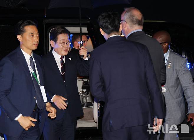 [캘거리=뉴시스] 최진석 기자 = 주요 7개국(G7) 정상회의 참석을 마친 이재명 대통령이 17일(현지 시간) 캐나다 앨버타주 캘거리국제공항에 도착해 공군 1호기로 향하고 있다. 2025.06.18. myjs@newsis.com