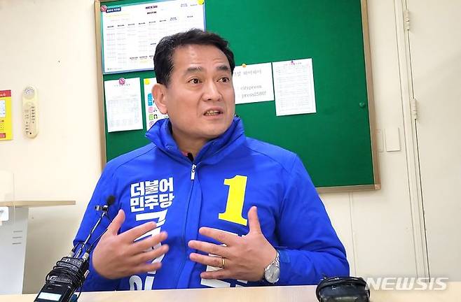 [충주=뉴시스] 이병찬 기자 = 21일 22대 총선 후보 등록을 마치고 충북 충주시청을 방문한 더불어민주당 김경욱 후보가 기자들의 질문에 답하고 있다.2024.03.21.bclee@newsis.com