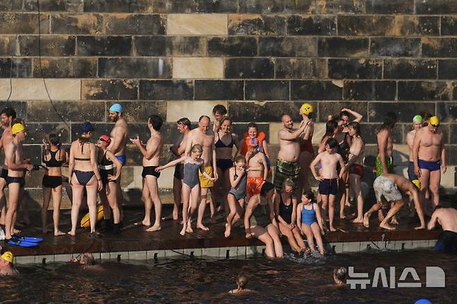 [베를린=AP/뉴시스] 17일(현지 시간) 독일 베를린 슈프레강에서 시민들이 수영 금지 해제를 촉구하며 수영하고 있다. 슈프레강은 수질 오염에 따른 보건 위험으로 100년 넘게 수영이 금지됐으며 강물과 분리된 부유식 수영장만 운영되고 있다. 시민 주도 비영리단체 '플루스바트 베를린'은 슈프레강이 수영할 만큼 수질이 개선됐다면서 수영 허용을 촉구하고 있다. 2025.06.18.