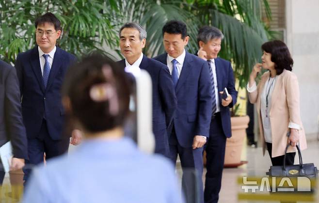 [서울=뉴시스] 홍효식 기자 = 윤석열 전 대통령 부인 김건희 여사 관련 의혹을 수사하는 민중기 특별검사를 비롯한 특검보들이 18일 서울 서초구 서울중앙지방검찰청에서 박승환 검사장 직무대리와 면담을 마친 뒤 이동하고 있다. 왼쪽부터 김형근 특검보, 민중기 특검, 박상진, 문홍주, 오정희 특검보. 2025.06.18. yesphoto@newsis.com