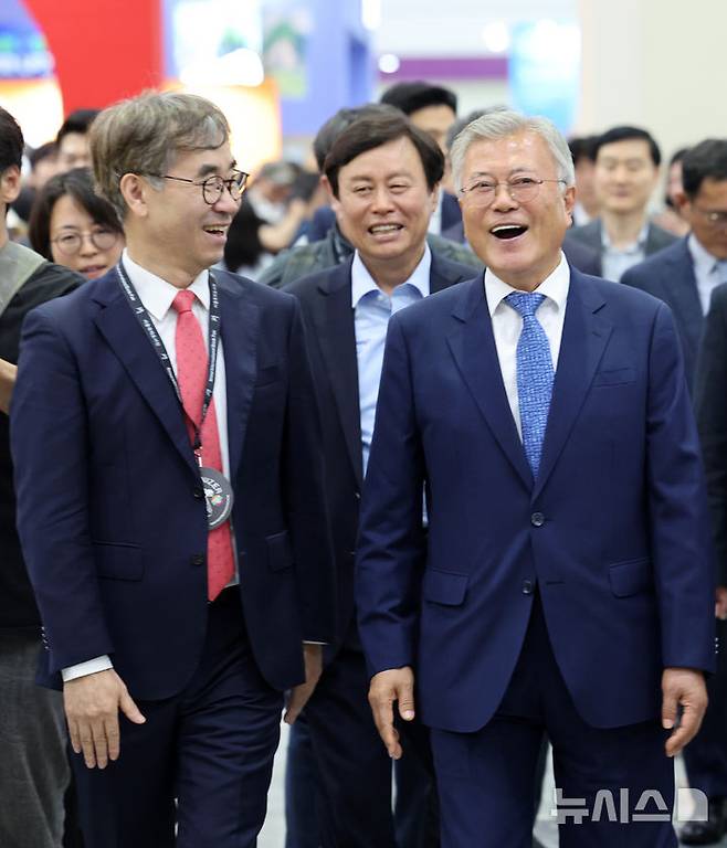 [서울=뉴시스] 박진희 기자 = 문재인 전 대통령과 윤철호 대한출판문회협회 회장이 18일 서울 강남구 삼성동 코엑스에서 열린 '2025 서울국제도서전'을 돌아보고 있다. 2025.06.18. pak7130@newsis.com