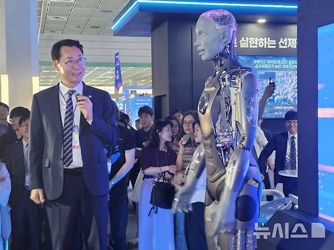 [서울=뉴시스]문영호 기자=정명근 화성시장이 18일 서울 코엑스 C홀에서 인공지능(AI) 엑스포 'MARS 2025'에서 아메카와 대화하고 있다.2025.06.18.sonanom@newsis.com