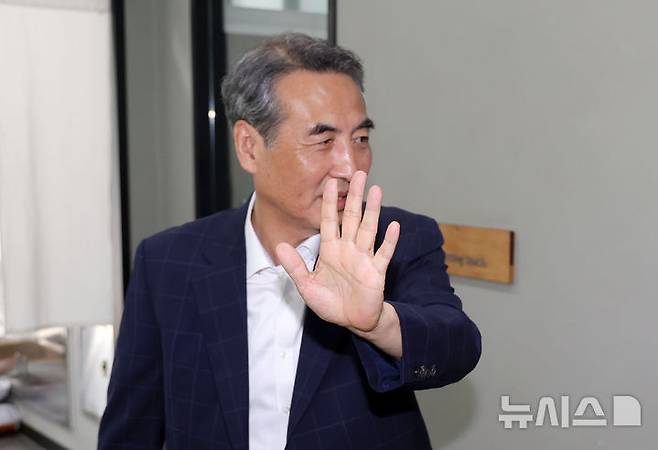 [서울=뉴시스] 홍효식 기자 = 윤석열 전 대통령 부인 김건희 여사 관련 의혹을 수사하는 민중기 특별검사가 18일 오전 서울 서초구 임시 사무실로 사용 중인 공유오피스 건물로 들어가고 있다. 2025.06.18. yesphoto@newsis.com