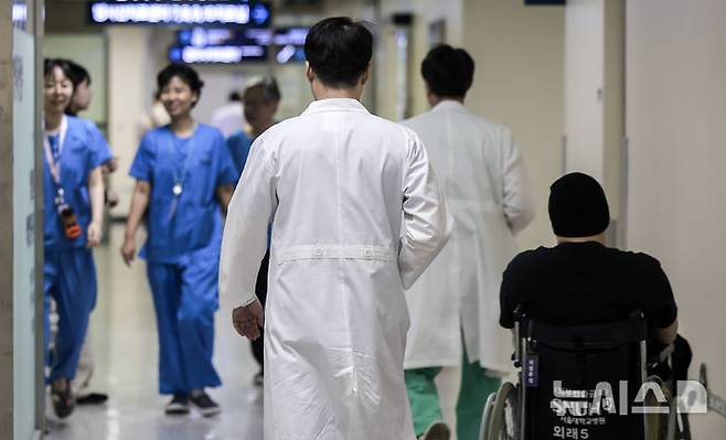 [서울=뉴시스] 정병혁 기자 = 지난 4일 서울시내 대학병원에서 의료진이 이동하고 있다. 2025.06.04. jhope@newsis.com