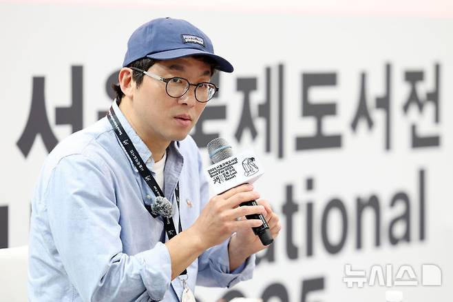 [서울=뉴시스] 박진희 기자 = 신간 '요리를 한다는 것'을 선보이는 최강록 요리사가 18일 서울 강남구 코엑스에서 '2025 서울국제도서전' 프로그램인 책 강연 '여름, 첫 책' 강연을 하고 있다. 2025.06.18. pak7130@newsis.com