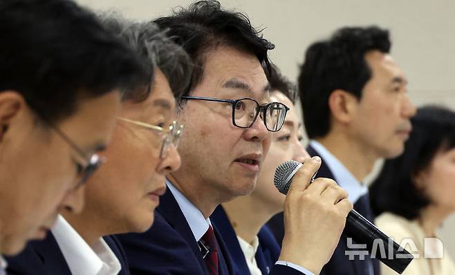 [세종=뉴시스] 강종민 기자 = 이한주 국정기획위원장이 18일 오후 세종시 정부세종컨벤션센터에서 열린 경제2분과 중소벤처기업부 업무보고에서 발언하고 있다. 2025.06.18. ppkjm@newsis.com