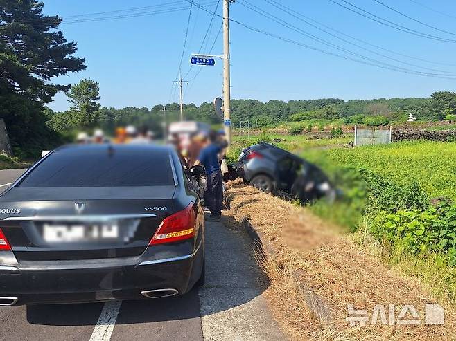 [제주=뉴시스] 18일 오후 제주시 애월읍 소재 도로에서 차량 사고가 발생해 소방당국이 수습에 나서고 있다. (사진=제주소방안전본부 제공) 2025.06.18. photo@newsis.com