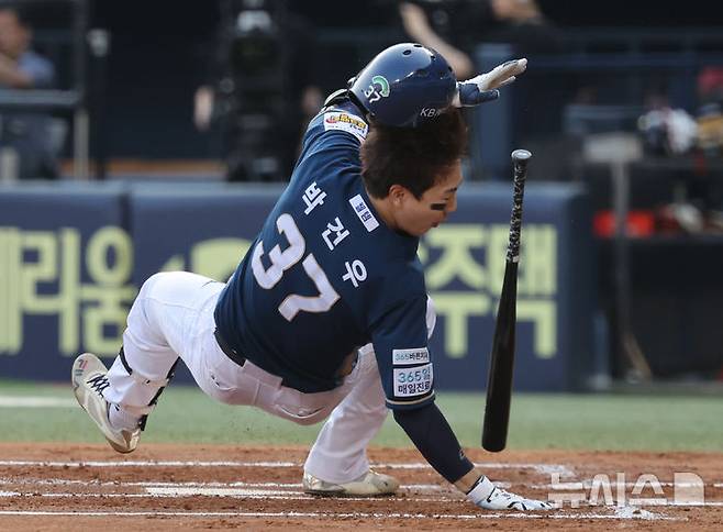 [서울=뉴시스] 배훈식 기자 = 17일 오후 서울 송파구 잠실야구장에서 열린 2025 신한 쏠뱅크 KBO리그 LG 트윈스와 NC 다이노스의 경기, 2회초 NC 박건우가 LG 선발투수 에르난데스의 투구에 헤드샷을 맞고 쓰러지고 있다. 2025.06.17. dahora83@newsis.com