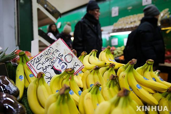 [런던=신화/뉴시스] 영국 런던에 있는 과일가게가 손님들로 붐비고 있다. 자료사진. 2025.06.18