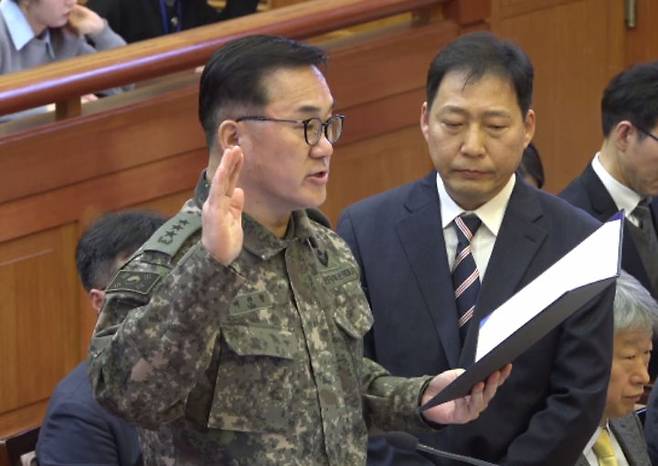 [서울=뉴시스] 여인형 전 국군방첩사령관이  4일 서울 종로구 헌법재판소에서 열린 윤석열 대통령 탄핵심판 5차 변론기일에 증인으로 출석해 증인선서를 하고 있다. (사진=헌법재판소 제공) 2025.02.04. photo@newsis.com *재판매 및 DB 금지