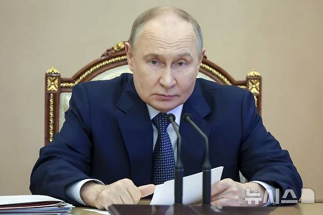 [모스크바=AP/뉴시스] 블라디미르 푸틴 러시아 대통령이 18일(현지 시간) 아랍에미리트 대통령과 통화에서 이란과 이스라엘 간 갈등을 중재할 의사가 있다고 밝혔다고 크렘린궁이 전했다. 사진은 푸틴 대통령이 지난 11일 모스크바에서 국가 무장 프로그램 관련 회의를 주재하는 모습. 2025.06.18.