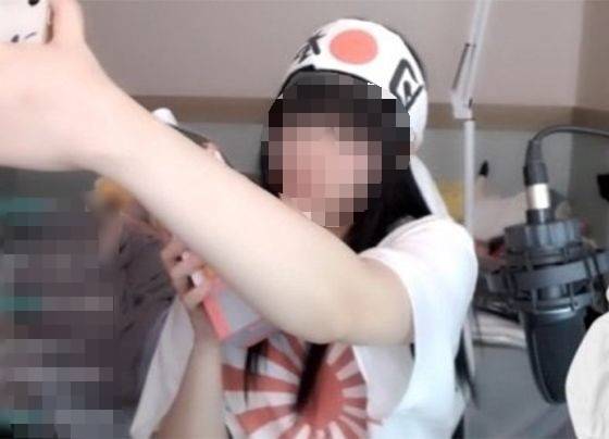 지난해 1월 네이버 치지직에서 한 스트리머가 욱일기가 그려진 티셔츠를 입고 방송해 논란이 됐다. [온라인 커뮤니티 화면 캡처]
