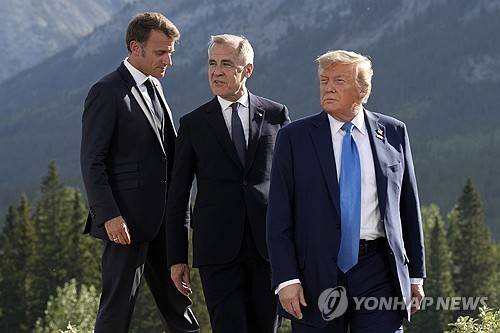 캐나다 G7 정상회의서 만난 트럼프 대통령과 마크롱 대통령 [AP 연합뉴스 자료사진]