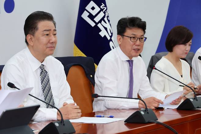 더불어민주당 진성준 정책위의장이 17일 서울 여의도 국회에서 열린 원내대책회의에서 발언하고 있다. 연합뉴스