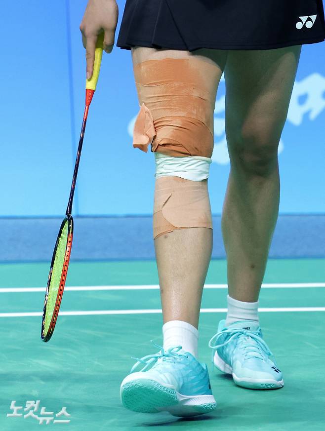 2023년 항저우아시안게임에서 오른 무릎 부상에도 여자 단식 결승을 치르는 안세영. 항저우(중국)=황진환 기자
