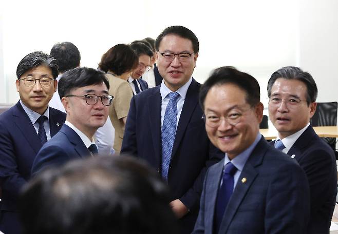 대통령실 김용범 정책실장(오른쪽)과 더불어민주당 허영 원내정책수석부대표(오른쪽 두번째) 등이 18일 서울 여의도 국회 의원회관에서 대통령실과 정부, 여당 등이 함께하는 추경안 관련 비공개 회의에 참석해 대화하고 있다. 연합뉴스