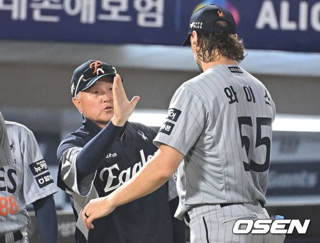 [OSEN=부산, 이석우 기자] 17일 부산 사직야구장에서 2025 신한 SOL 뱅크 KBO 리그 롯데 자이언츠와 한화 이글스의 경기가 열렸다. 홈팀 롯데는 데이비슨이, 방문팀 한화는 와이스가 선발 출전했다.한화 이글스 김경문 감독이 롯데 자이언츠에 6-0으로 승리한 후 와이스와 하이파이브를 하고 있다. 2025.06.17 / foto0307@osen.co.kr