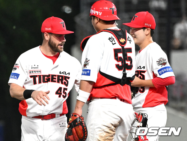 [OSEN=광주, 이대선 기자] KIA는 17일 광주-기아 챔피언스필드에서 열린 2025 신한은행 SOL bank KBO리그 KT 위즈와의 경기를 10-3으로 이겼다.선발 김도현이 6이닝 1자책 쾌투로 35일만에 승리를 거두었다. 1회말 3타점 2루타를 터트리고 총알 홈보살까지 김호령의 활약이 빛났고 김규성도 2타점 쐐기타를 날렸다. 3연승과 함께 35승33패1무를 기록했다. 경기 종료 후 KIA 이호민이 동료들과 승리의 기쁨을 나누고 있다. 2025.06.17 /sunday@osen.co.kr