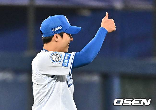 [OSEN=대구, 이석우 기자] 4일 대구삼성라이온즈파크에서 2025 신한 SOL 뱅크 KBO 리그 삼성 라이온즈와 한화 이글스의 경기가 열렸다. 홈팀 삼성은 원태인이, 방문팀 한화는 와이스가 선발 출전했다. 삼성 라이온즈 선발 투수 원태인이 5회초 한화 이글스 채은성의 타구를 잡은 김지찬에게 엄지척을 하고 있다. 2025.04.04 / foto0307@osen.co.kr