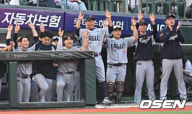 [OSEN=부산, 이석우 기자] 17일 부산 사직야구장에서 2025 신한 SOL 뱅크 KBO 리그 롯데 자이언츠와 한화 이글스의 경기가 열렸다. 홈팀 롯데는 데이비슨이, 방문팀 한화는 와이스가 선발 출전했다.한화 이글스 선수들이 3회초 2사 1,3루 중월 3점 홈런을 친 안치홍에게 세리머니를 하고 있다. 2025.06.17 / foto0307@osen.co.kr