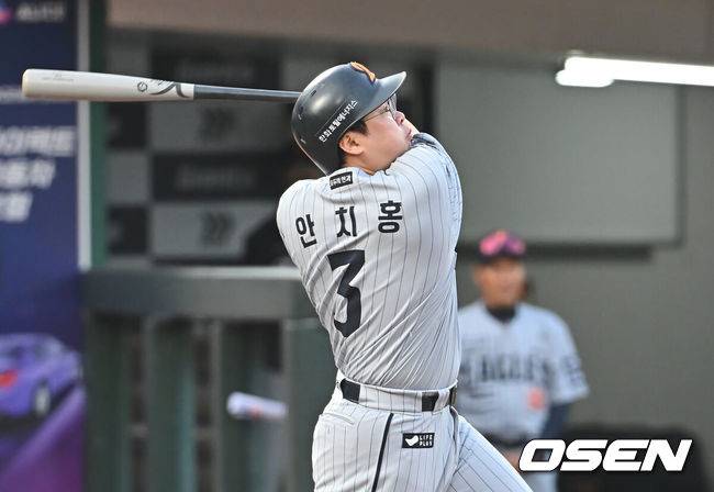[OSEN=부산, 이석우 기자] 17일 부산 사직야구장에서 2025 신한 SOL 뱅크 KBO 리그 롯데 자이언츠와 한화 이글스의 경기가 열렸다. 홈팀 롯데는 데이비슨이, 방문팀 한화는 와이스가 선발 출전했다.한화 이글스 안치홍이 3회초 2사 1,3루 중월 3점 홈런을 치고 있다. 2025.06.17 / foto0307@osen.co.kr