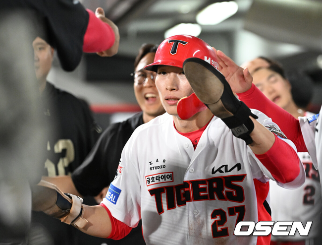 [OSEN=광주, 이대선 기자] 17일 오후 광주-기아 챔피언스필드에서 2025 신한 SOL Bank KBO리그 KIA 타이거즈와 KT 위즈의 경기가 열렸다.KIA는 김도현, KT는 헤이수스를 선발 투수로 내세웠다.6회말 1사 만루에서 KIA 김규성의 중전 2타점 적시타 때 홈을 밟은 김호령이 더그아웃에서 환호하고 있다. 2025.06.17 /sunday@osen.co.kr