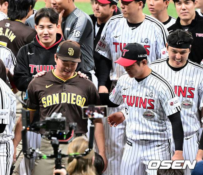 [OSEN=지형준 기자] 샌디에이고 고우석이 LG 선수들과 인사를 나누고 있다. 2024.03.18 /jpnews@osen.co.kr