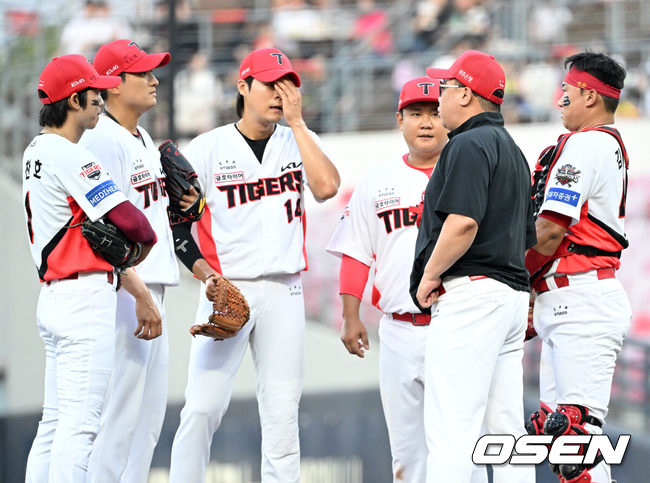 [OSEN=광주, 이대선 기자] 17일 오후 광주-기아 챔피언스필드에서 2025 신한 SOL Bank KBO리그 KIA 타이거즈와 KT 위즈의 경기가 열렸다.KIA는 김도현, KT는 헤이수스를 선발 투수로 내세웠다.2회초 1사 1루에서 마운드를 방문한 KIA 이범호 감독이 선수들과 이야기를 나누고 있다. 2025.06.17 /sunday@osen.co.kr