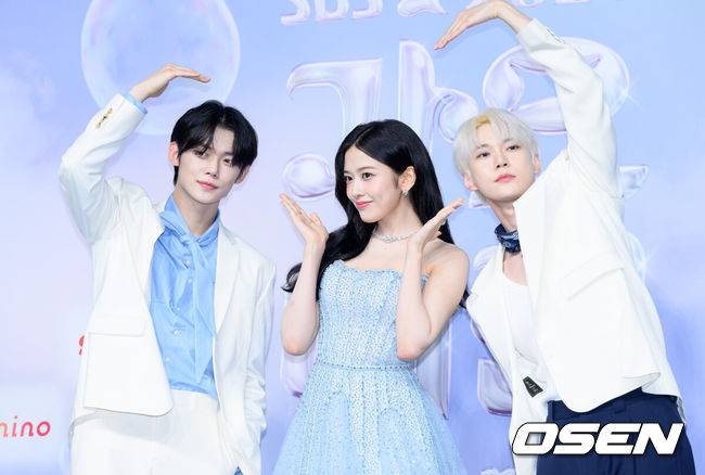 [OSEN=이대선 기자] 21일 오후 인천 영종도 인스파이어 아레나에서 ‘2024 SBS 가요대전 서머(2024 SBS 가요대전 Summer)’ 블루카펫 행사가 열렸다.‘2024 SBS 가요대전 Summer’는 잔나비를 비롯해 NCT 127, 온앤오프, Stray Kids, (여자)아이들, 투모로우바이투게더, 이영지, CRAVITY, WOOAH, STAYC, 엔하이픈, NMIXX, IVE, 르세라핌, 뉴진스, xikers, KISS OF LIFE, ZEROBASEONE, NCT WISH, 아일릿까지 총 20팀의 아티스트가 출연한다.투모로우바이투게더 연준, 아이브 안유진, NCT 도영이 블루카펫을 밟고 있다. 2024.07.21 /sunday@osen.co.kr