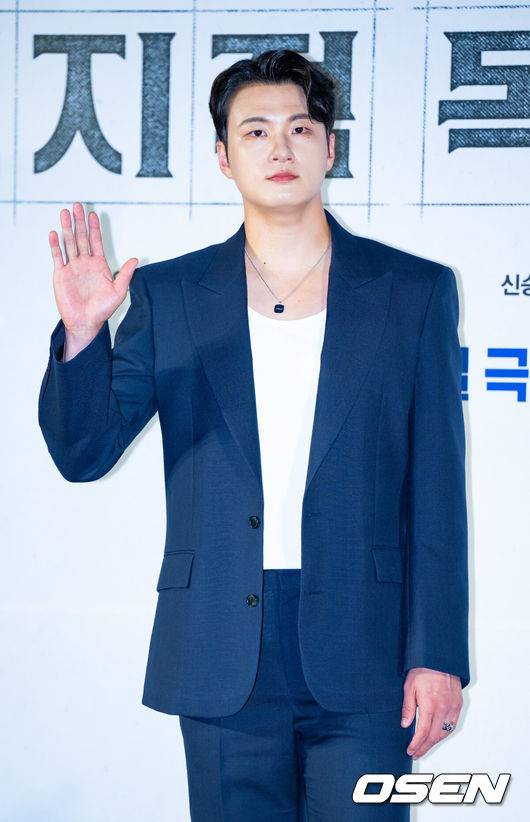 [OSEN=민경훈 기자] 17일 서울 광진구 롯데시네마 건대입구에서 영화 '전지적 독자 시점' 제작보고회가 열렸다.배우 안효섭, 이민호, 채수빈, 신승호, 나나 주연의 영화 '전지적 독자 시점'(감독 김병우)은 10년 이상 연재된 소설이 완결된 날 소설 속 세계가 현실이 되어 버리고, 유일한 독자였던 ‘김독자’가 소설의 주인공 ‘유중혁’ 그리고 동료들과 함께 멸망한 세계에서 살아남기 위한 판타지 액션 영화다. 배우 신승호가 포토타임을 갖고 있다. 2025.06.17 /rumi@osen.co.kr