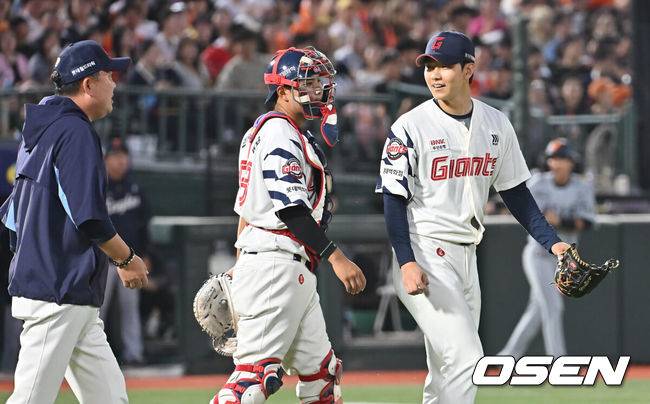 [OSEN=부산, 이석우 기자] 18일 부산 사직야구장에서 2025 신한 SOL 뱅크 KBO 리그 롯데 자이언츠와 한화 이글스의 경기가 열렸다. 홈팀 롯데는 홍민기가, 방문팀 한화는 엄상백이 선발 출전했다.롯데 자이언츠 선발 투수 홍민기가 5회초 교체를 위해 마운드에 오르는 주형광 코치를 바라보고 있다. 2025.06.18 / foto0307@osen.co.kr