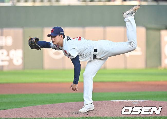 [OSEN=부산, 이석우 기자] 18일 부산 사직야구장에서 2025 신한 SOL 뱅크 KBO 리그 롯데 자이언츠와 한화 이글스의 경기가 열렸다. 홈팀 롯데는 홍민기가, 방문팀 한화는 엄상백이 선발 출전했다.롯데 자이언츠 선발 투수 홍민기가 역투하고 있다. 2025.06.18 / foto0307@osen.co.kr