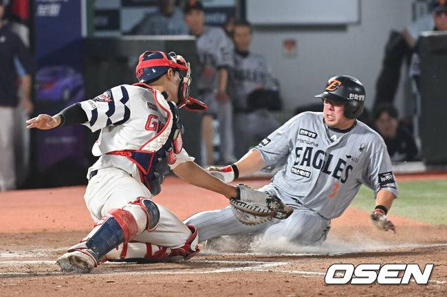 [OSEN=부산, 이석우 기자] 18일 부산 사직야구장에서 2025 신한 SOL 뱅크 KBO 리그 롯데 자이언츠와 한화 이글스의 경기가 열렸다. 홈팀 롯데는 홍민기가, 방문팀 한화는 엄상백이 선발 출전했다.한화 이글스 안치홍이 8회초 1사 1,3루 노시환의 우익수 희생플라이때 홈 쇄도, 득점을 올리고 있다. 2025.06.18 / foto0307@osen.co.kr