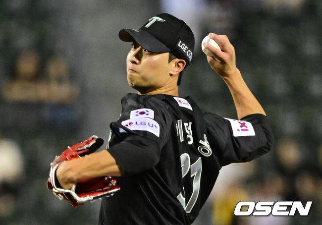 [OSEN=잠실, 조은정 기자]18일 오후 서울 잠실구장에서 ‘2025 신한 SOL BANK KBO리그’ LG 트윈스와 NC 다이노스의 경기가 열렸다.이날 LG는 치리노스를, NC는 김녹원을 선발투수로 내세웠다.7회초 LG 이정용이 역투하고 있다. 2025.06.18 /cej@osen.co.kr