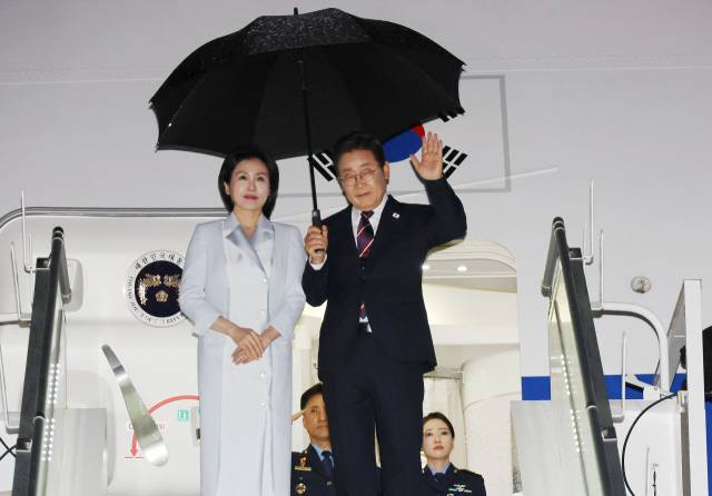 ▲이재명 대통령과 김혜경 여사가 17일(현지시간) 51차 주요 7개국(G7) 정상회의 일정을 마치고 캐나다 캘거리국제공항에서 귀국하며 공군 1호기 올라 인사하고 있다. ⓒ연합뉴스